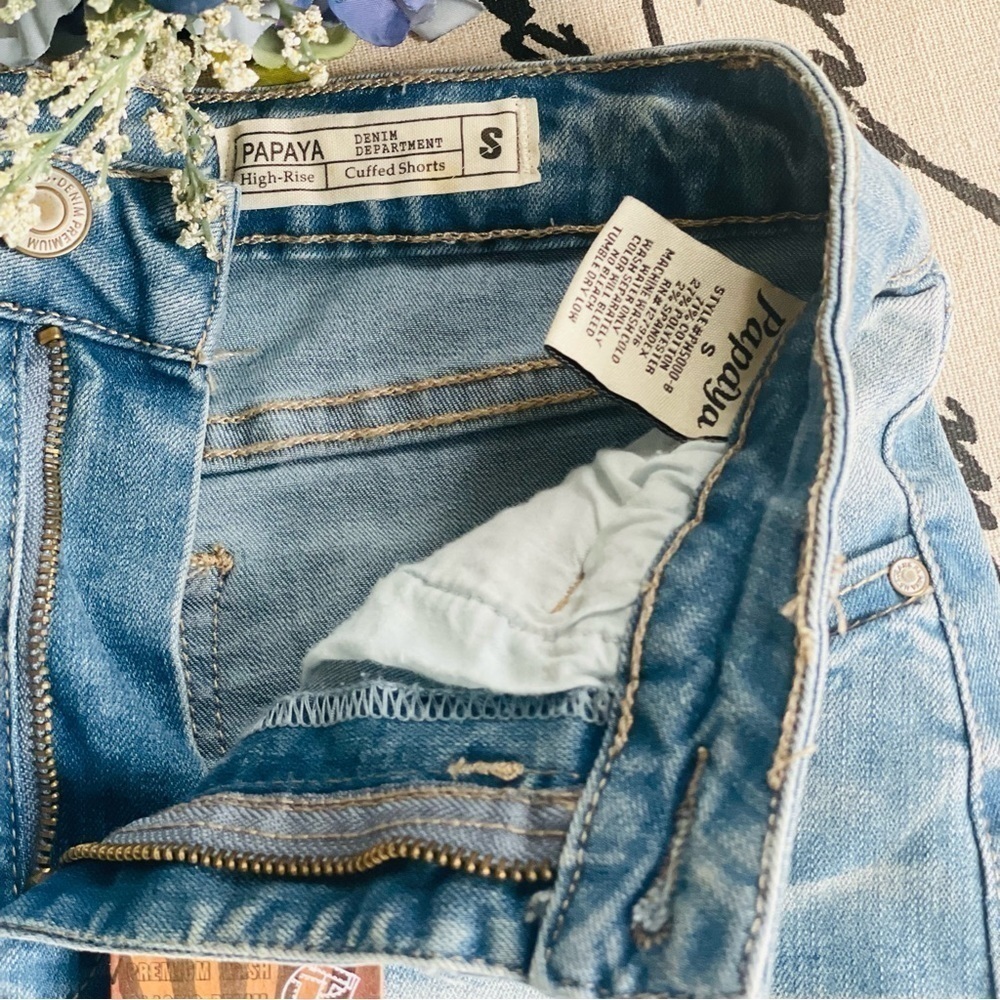 NWT Papaya Cuffed High-Rise Denim Shorts in Light Denim, Size Small - Picture 6 of 8